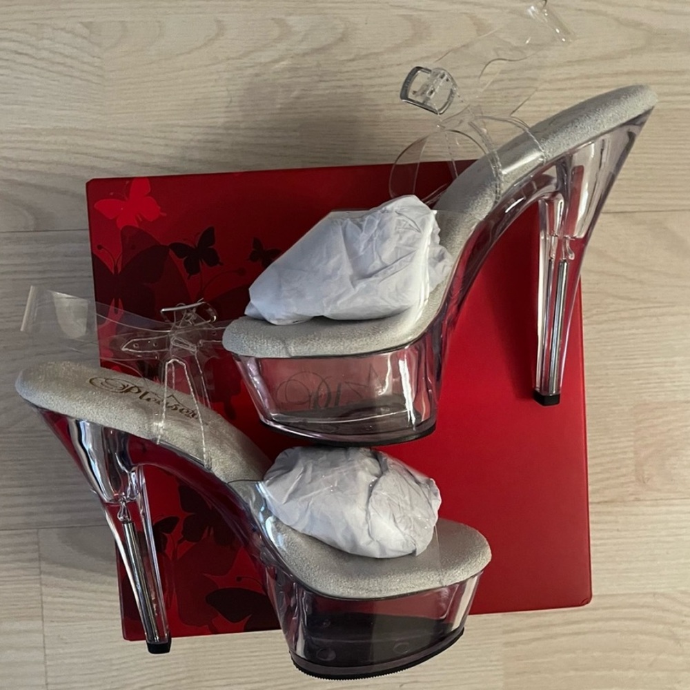 Pleaser Kiss 208 platform heels NWT